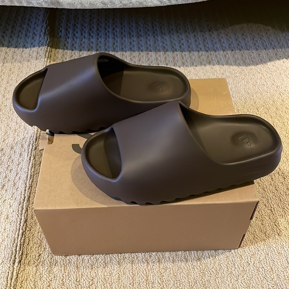 Yeezy Slide Soot - Picture 2 of 9